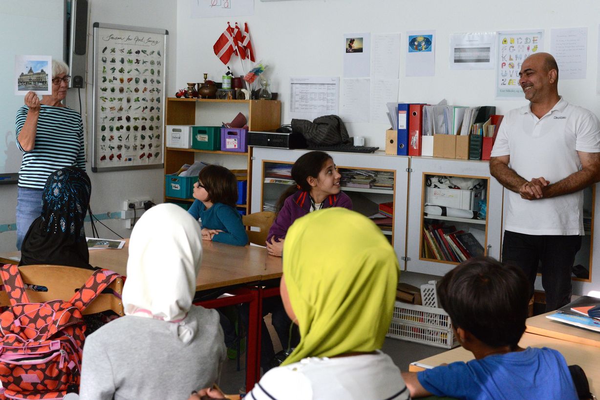 Irene og Mowafek i klassen sammen med eleverne. Foto: Peter Garde