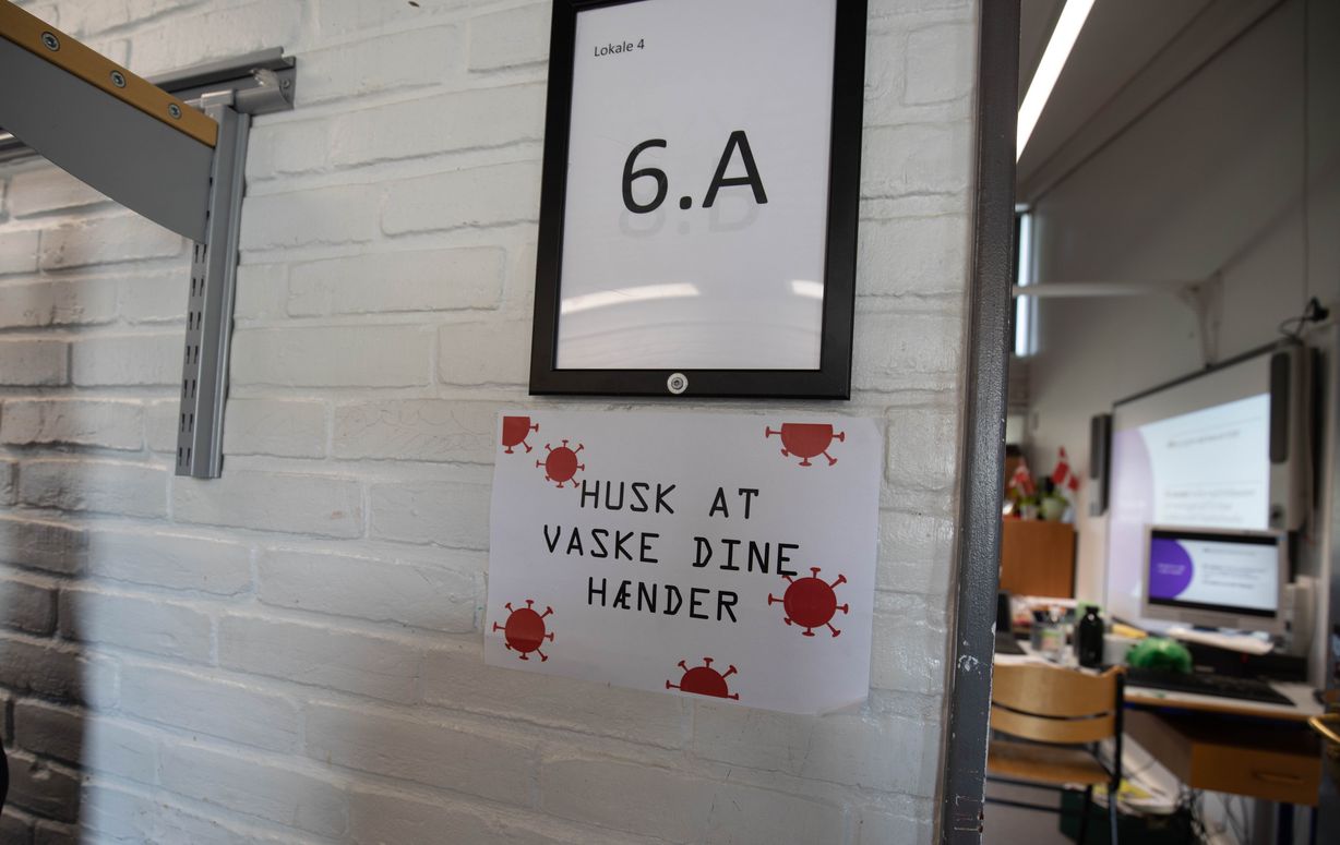 På gangene uden for klasseværelserne hænger huskelister til elever og personale. Foto: Jan Klint Poulsen På gangene uden for klasseværelserne hænger huskelister til elever og personale. Foto: Jan Klint Poulsen