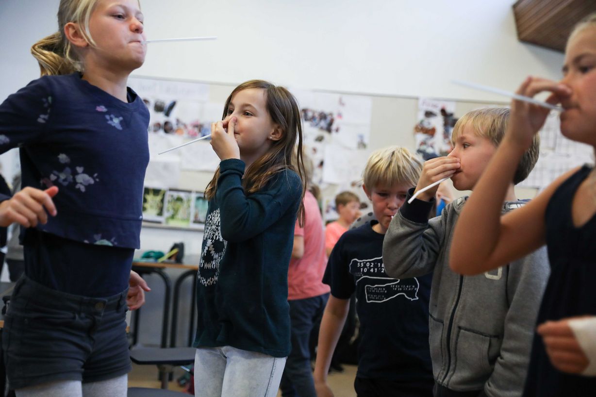 At hoppe rundt mens man forsøger at hive luft ned i lungerne igennem et tyndt sugerør, er en stor udfordring – også for eleverne i 4.v. Foto: Jan Klint Poulsen