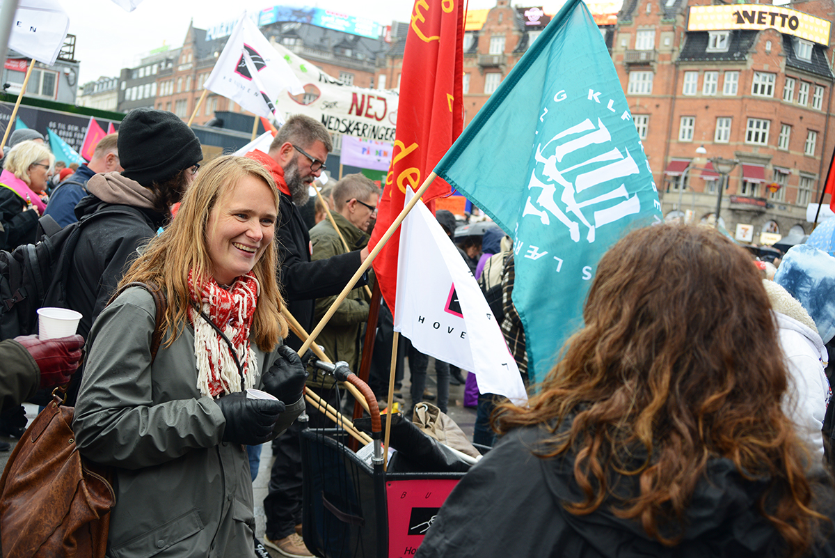 Der var mange KLF'ere tilstede på Rådhuspladsen, selvom vejret ikke indbød til det store fremmøde. Foto: Peter Garde