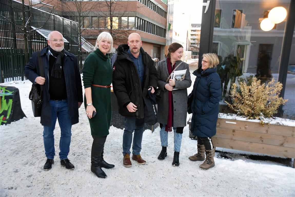 Helene Bank fra den tværgående norske fagforeningsorganisation 'For Velfærd' var ordstyrer i en rundbordssamtale om Osloskolen mellem repræsentanter fra blandt andre Utdanningsforbundet og Skolernes Landsforbund. Her ses Helene Bank sammen med Thomas Helene Bank fra den tværgående norske fagforeningsorganisation 'For Velfærd' var ordstyrer i en rundbordssamtale om Osloskolen mellem repræsentanter fra blandt andre Utdanningsforbundet og Skolernes Landsforbund. Her ses Helene Bank sammen med Thomas Pou