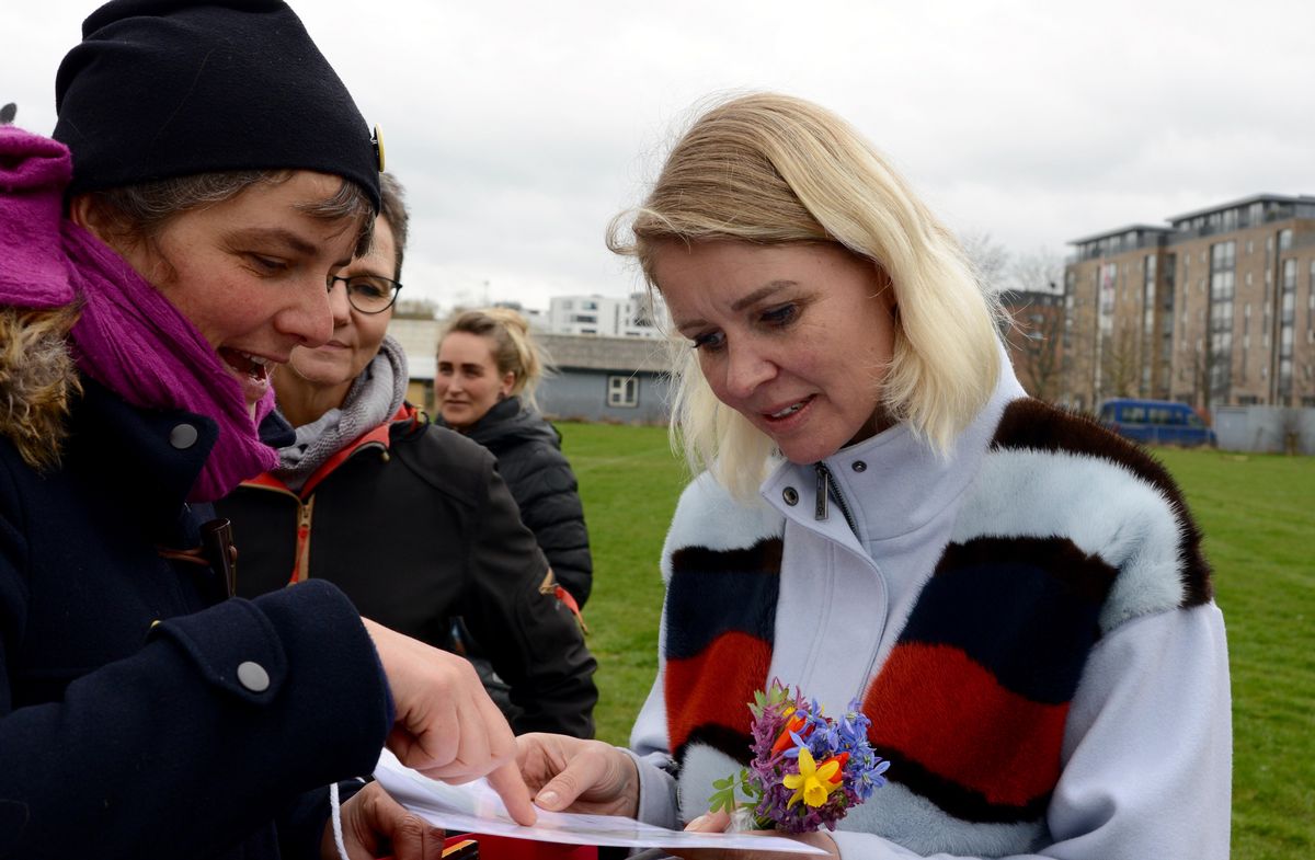Leder af de københavnske skolehaver Camilla Friedrichsen (tv) med BU-borgmester Pia Allerslev, der fik en lille forårsbuket.Foto: Peter Garde Leder af de københavnske skolehaver Camilla Friedrichsen (tv) med BU-borgmester Pia Allerslev, der fik en lille forårsbuket. Foto: Peter Garde