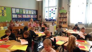 På skolebesøg i Helsinki, hvor eleverne er i gang med sakse og kreativitet. Foto: Pia Allerslev. 