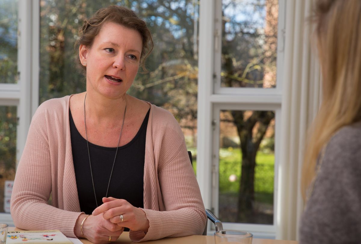 Lærernes håndsrækning til skilsmisseforældre skal komme så tidligt som muligt, mener skolesocialrådgiver Camilla Semlov. Foto: Jan Klint Lærernes håndsrækning til skilsmisseforældre skal komme så tidligt som muligt, mener skolesocialrådgiver Camilla Semlov. Foto: Jan Klint