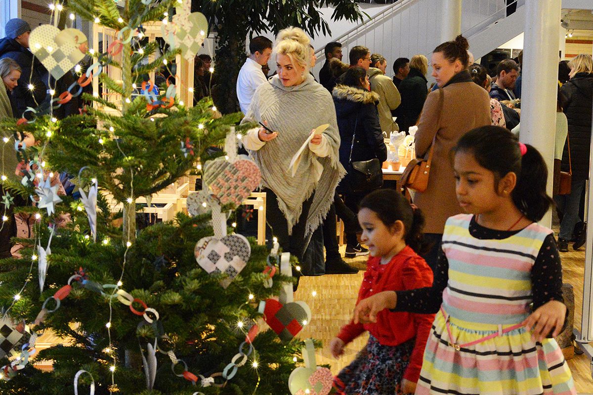Familie og venner møder talstærkt frem til Billedskolens juletræf og fernisering på udstilingen. Foto: Peter Garde Familie og venner møder talstærkt frem til Billedskolens juletræf og fernisering på udstilingen. Foto: Peter Garde