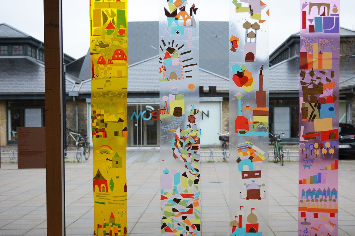 De transparente friser på det store vindue vender over mod Musikskolen og giver andre miljøer plads i billedet af Brune Kødby. Foto: Peter Garde De transparente friser på det store vindue vender over mod Musikskolen og giver andre miljøer plads i billedet af Brune Kødby. Foto: Peter Garde
