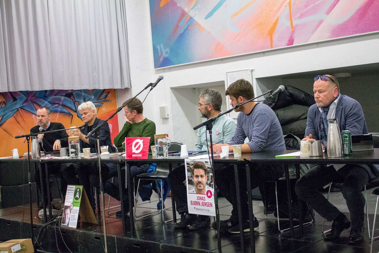 De seks kandidater i panelet. Karina Rohrberg Jessen (V) skulle også have deltaget, men måtte melde afbud. Foto: Hanne Hellisen