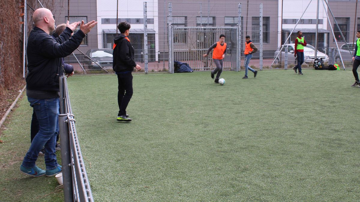 Lærer René Hansen opildner specialklassen på Kildevældskolen fra sidelinjen. Foto: Andreas Brøns Riise. Lærer René Hansen opildner specialklassen på Kildevældskolen fra sidelinjen. Foto: Andreas Brøns Riise.
