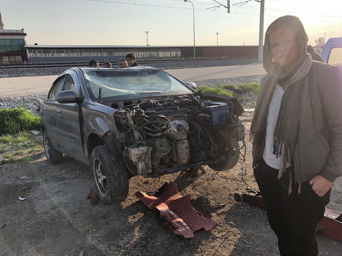 Bilen, de kørte galt, i er trukket op af vandet. Foto: Lars Schmidt. Bilen, de kørte galt, i er trukket op af vandet. Foto: Lars Schmidt.