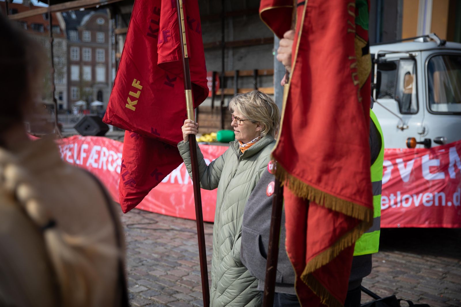 De røde faner var med ved torsdagens bugtlovsmarkering på Bertel Thorvaldsens Plads. Foto: Jan Klint Poulsen