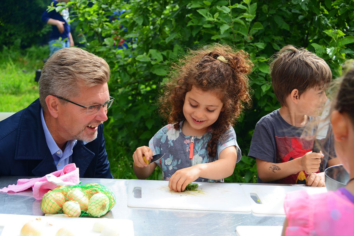 Bag en hæk om et udekøkken mødte overborgmester Frank Jensen elever fra Utterslev Skole, der var i gang med at lave kartoffelsuppe over åben ild. Foto: Peter Garde Bag en hæk om et udekøkken mødte overborgmester Frank Jensen elever fra Utterslev Skole, der var i gang med at lave kartoffelsuppe over åben ild. Foto: Peter Garde
