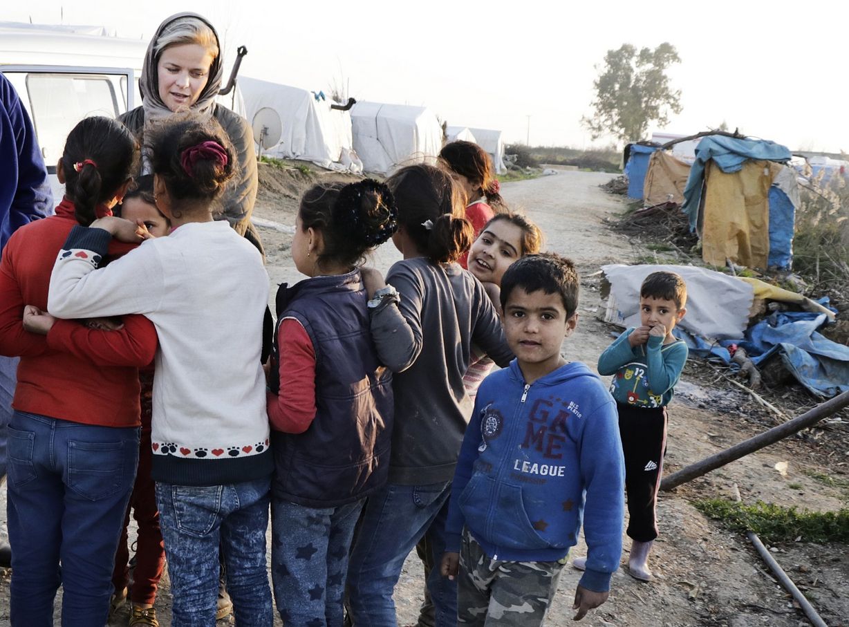 Maren sammen med en gruppe børn i en flygtningelejr i Syrien. Foto: Lars Schmidt