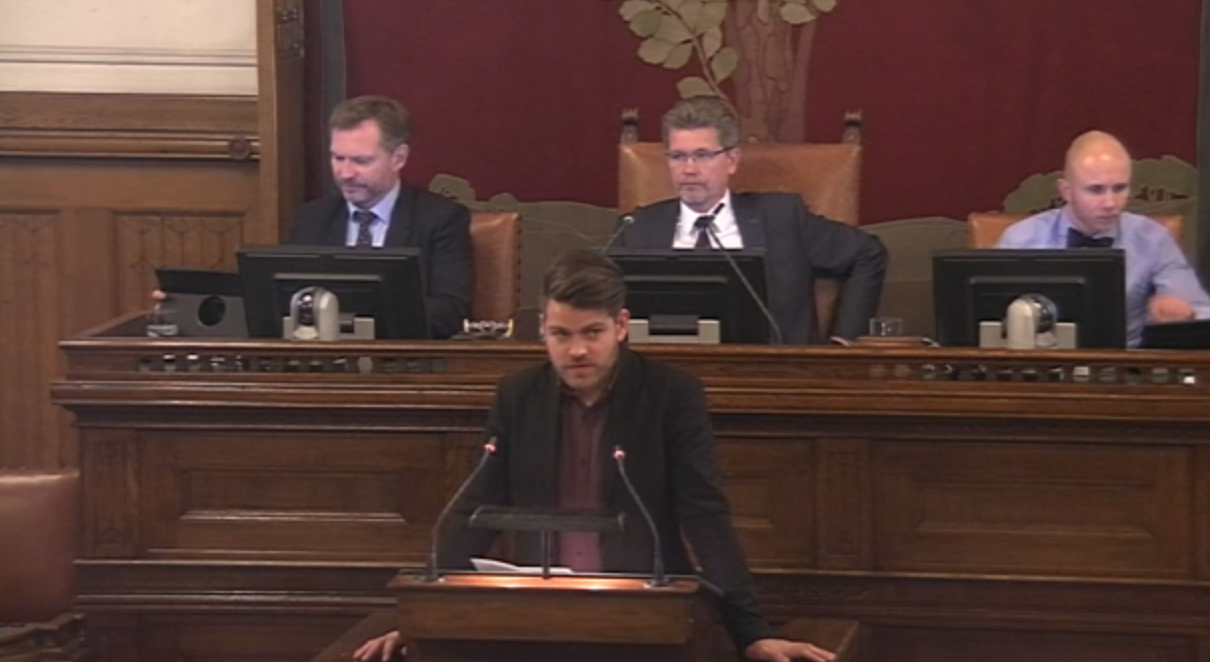 Mødet i BR-salen sendes live via webtv. Her ses Jonas Bjørn Jensen (s) på talerstolen. Screendump fra kk.dk